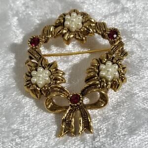 Avon Christmas brooch wreath 1 1/2 inches  1.1786